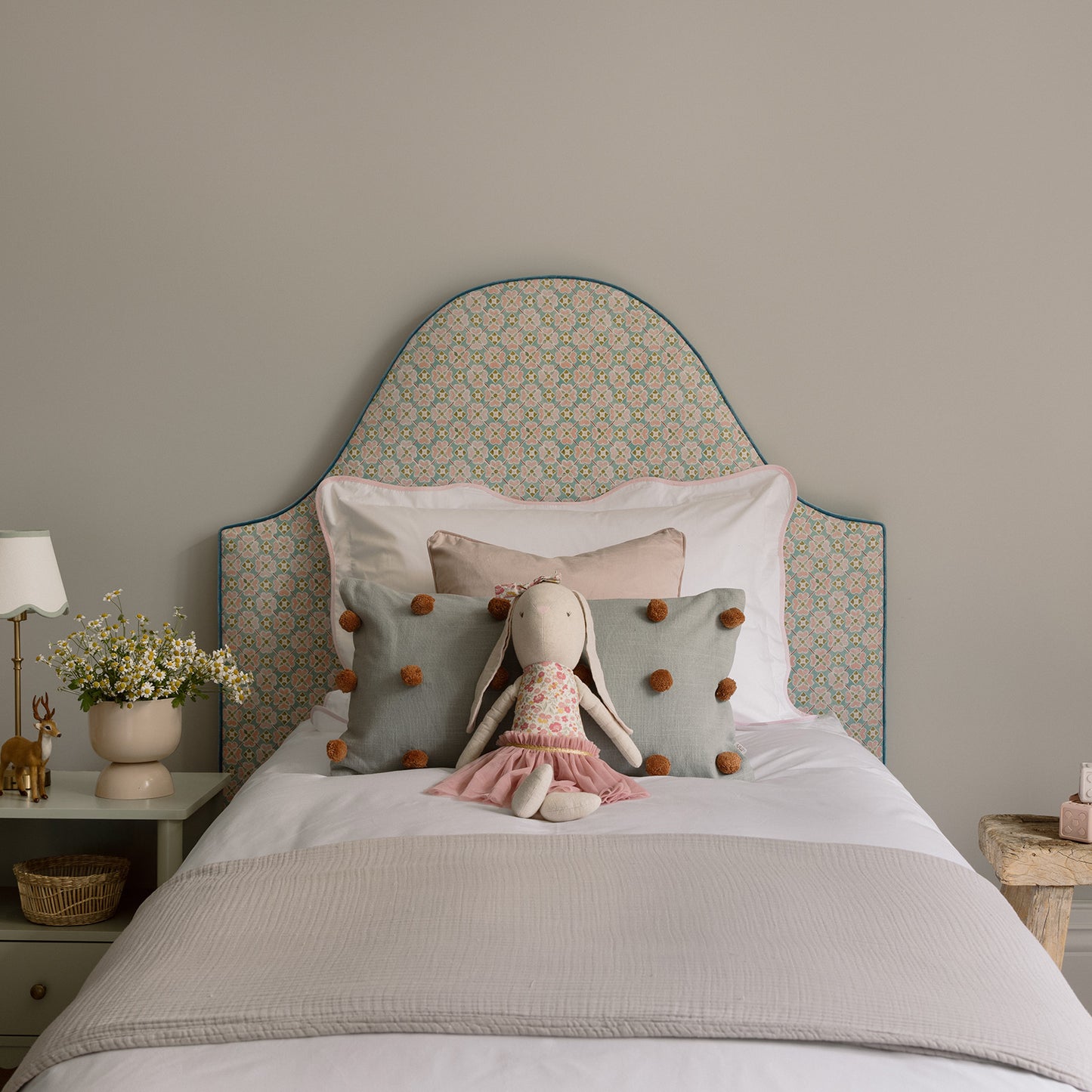beautiful girls bed with pink wave bedding set