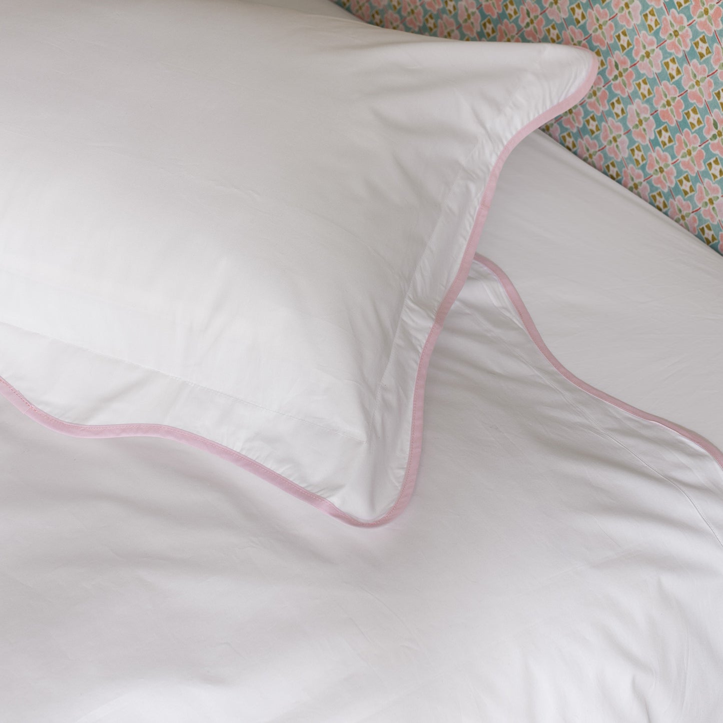 close up of pink wave border bedding set